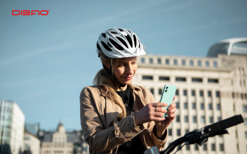 Lỗi sử dụng điện thoại khi lái xe máy có thể bị phạt hành chính